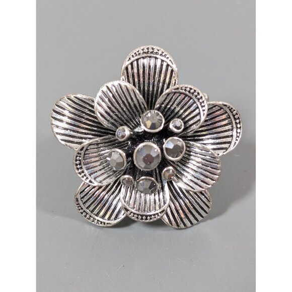Silver Tone Gray Rhinestone Flower Cocktail Ring Size 7 Statement Bold Stretch - Picture 4 of 8